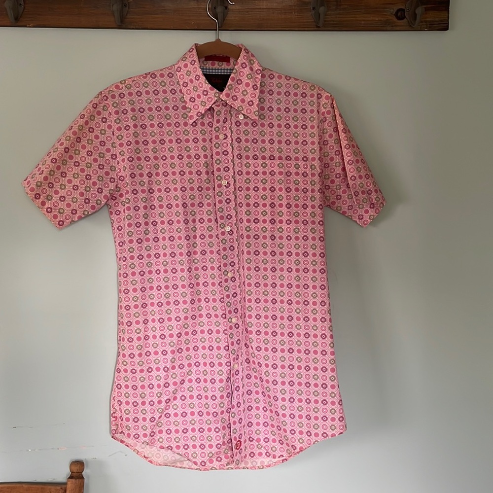 Men’s short sleeve pink patterned button up casual dress shirt, size small.